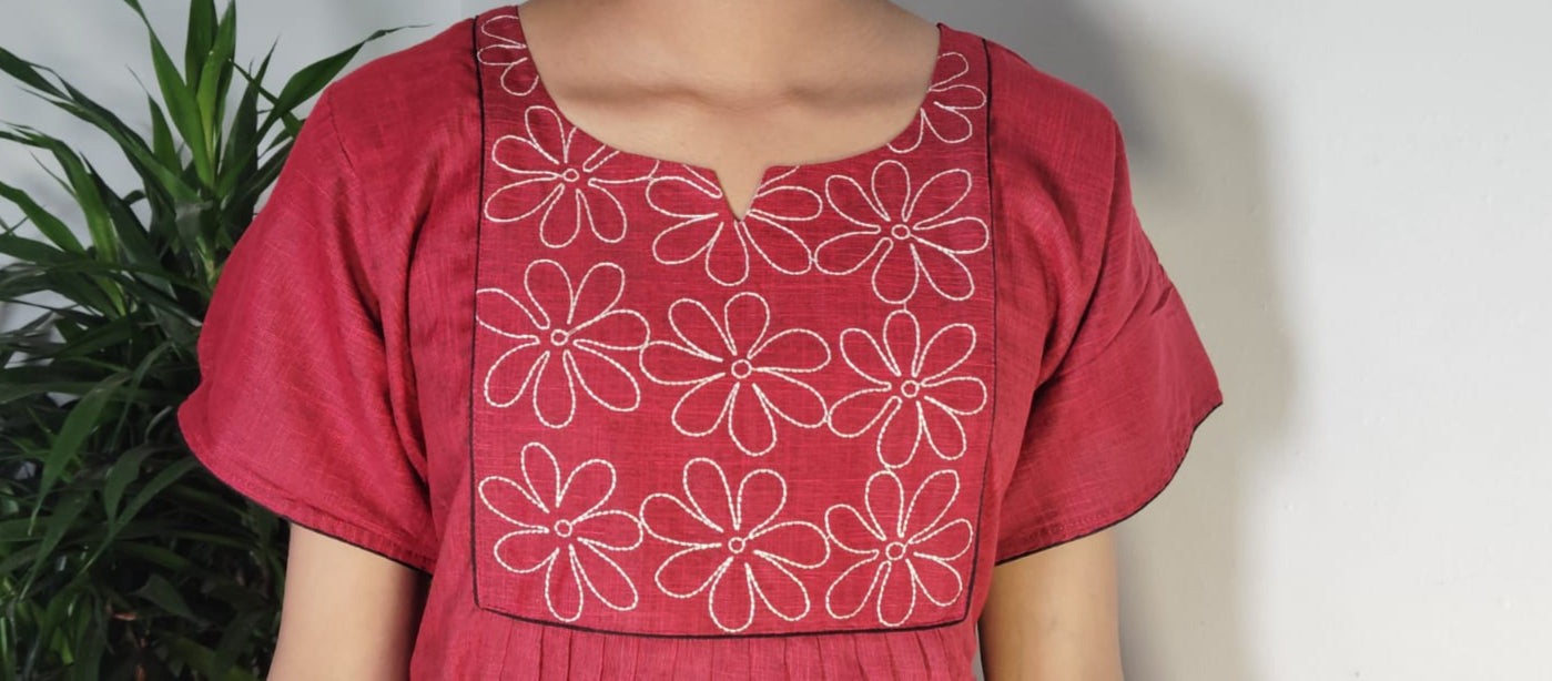 ऑफ-व्हाइट आर्किड किस के साथ मैजेंटा पुष्प प्रिंट फ्रिल्ड नाइटी।