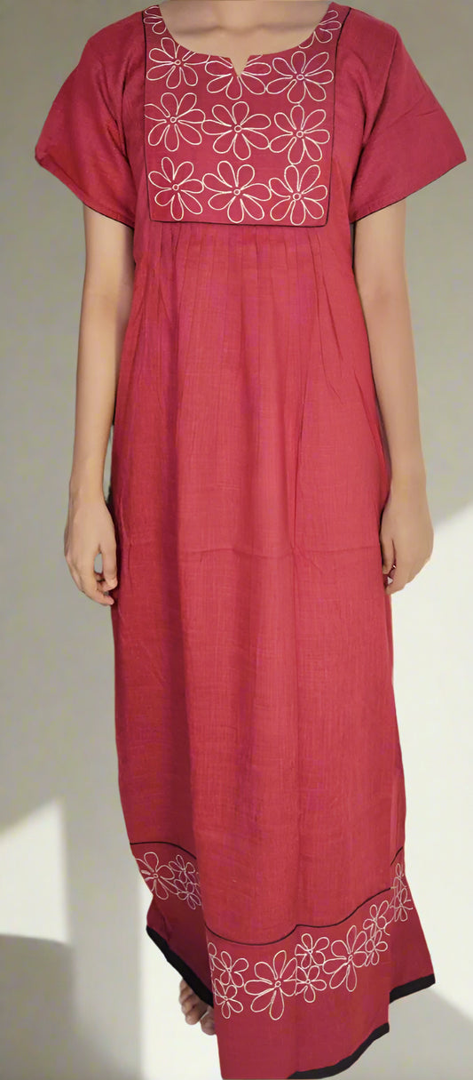 ऑफ-व्हाइट आर्किड किस के साथ मैजेंटा पुष्प प्रिंट फ्रिल्ड नाइटी।