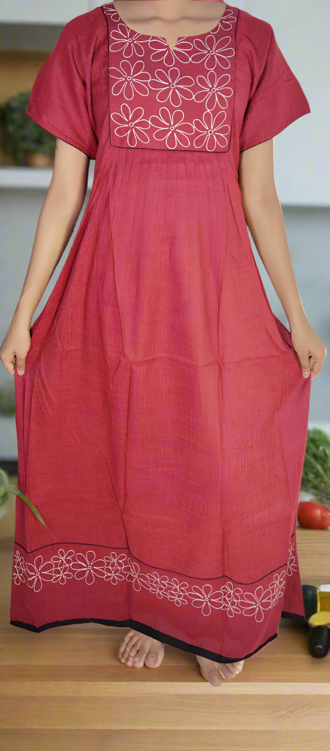 ऑफ-व्हाइट आर्किड किस के साथ मैजेंटा पुष्प प्रिंट फ्रिल्ड नाइटी।