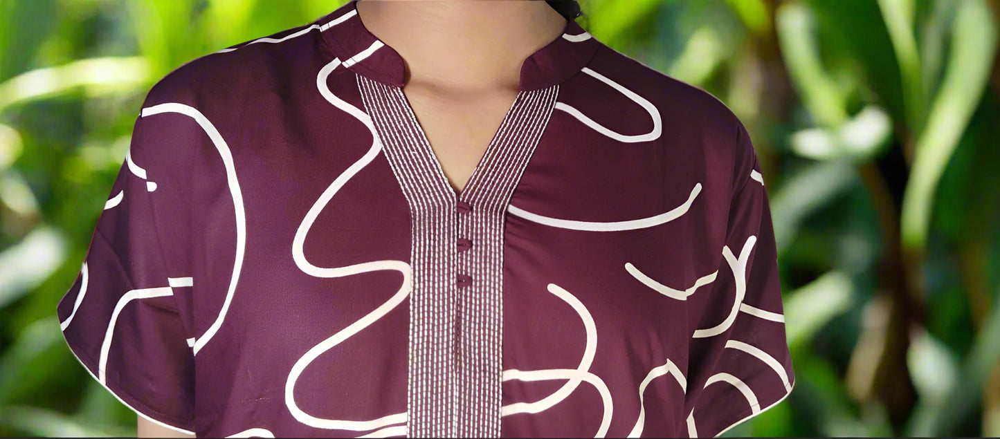 ऑफ-व्हाइट आर्किड किस के साथ मैजेंटा पुष्प प्रिंट फ्रिल्ड नाइटी।