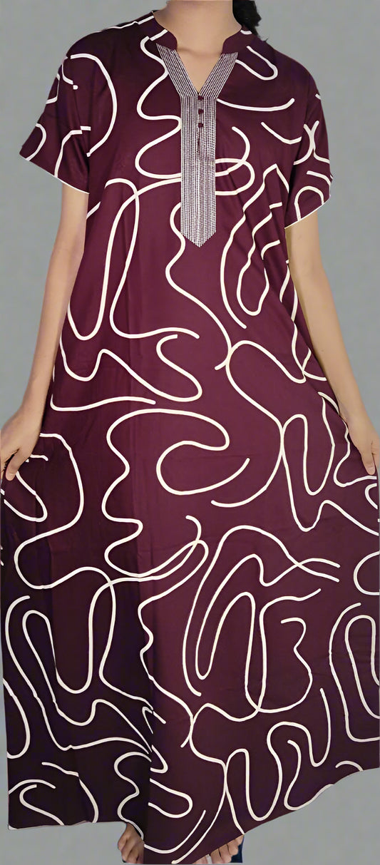 ऑफ-व्हाइट आर्किड किस के साथ मैजेंटा पुष्प प्रिंट फ्रिल्ड नाइटी।