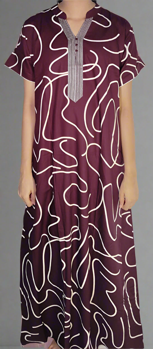 ऑफ-व्हाइट आर्किड किस के साथ मैजेंटा पुष्प प्रिंट फ्रिल्ड नाइटी।