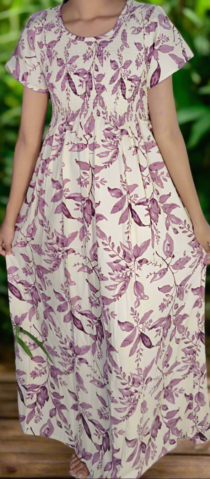 ऑफ-व्हाइट आर्किड किस के साथ मैजेंटा पुष्प प्रिंट फ्रिल्ड नाइटी।