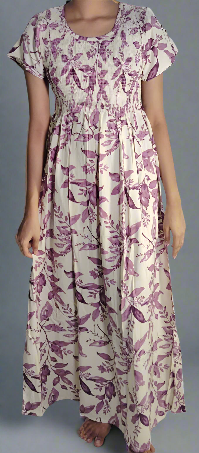 ऑफ-व्हाइट आर्किड किस के साथ मैजेंटा पुष्प प्रिंट फ्रिल्ड नाइटी।