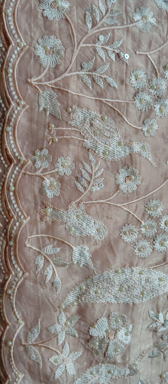 ऑफ-व्हाइट आर्किड किस के साथ मैजेंटा पुष्प प्रिंट फ्रिल्ड नाइटी।