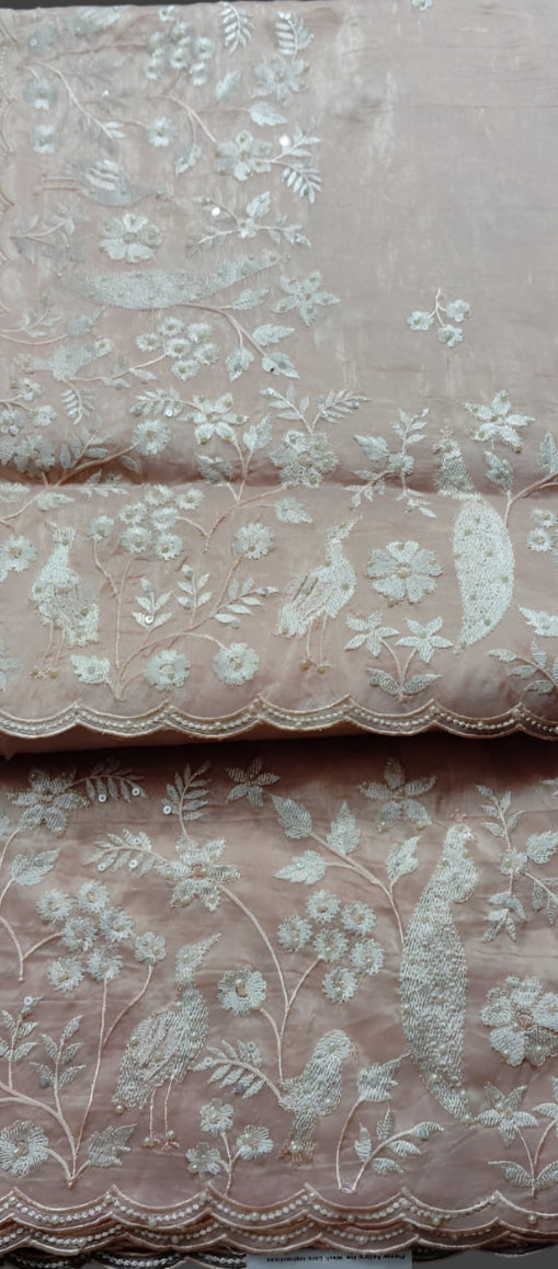 ऑफ-व्हाइट आर्किड किस के साथ मैजेंटा पुष्प प्रिंट फ्रिल्ड नाइटी।