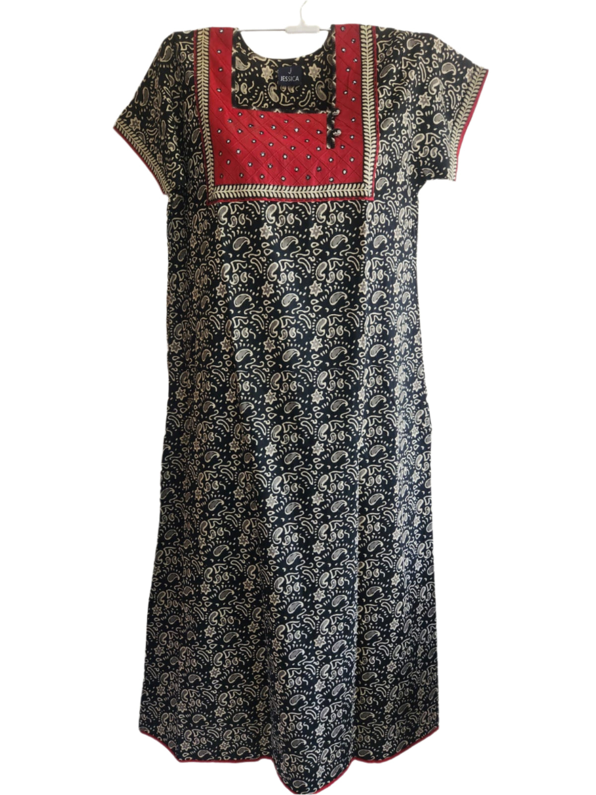 ऑफ-व्हाइट आर्किड किस के साथ मैजेंटा पुष्प प्रिंट फ्रिल्ड नाइटी।