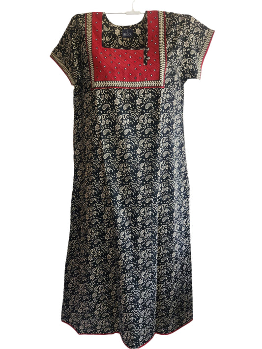 ऑफ-व्हाइट आर्किड किस के साथ मैजेंटा पुष्प प्रिंट फ्रिल्ड नाइटी।